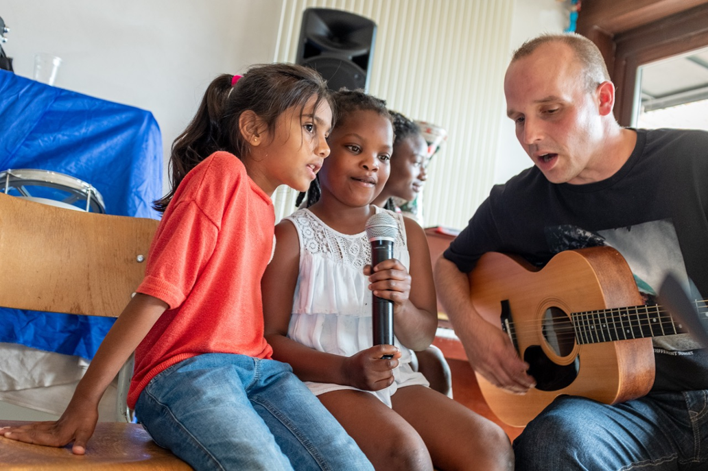 In muziekworkshops gaan kinderen de verbinding met anderen en zichzelf aan. Foto: Music Home.
